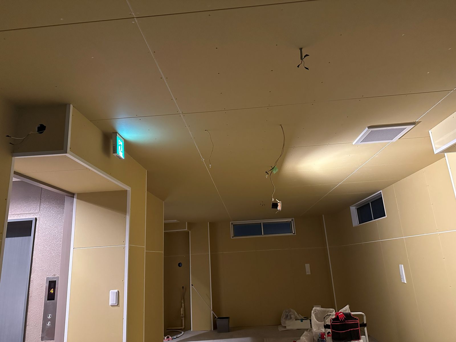 原状回復工事（施工中）