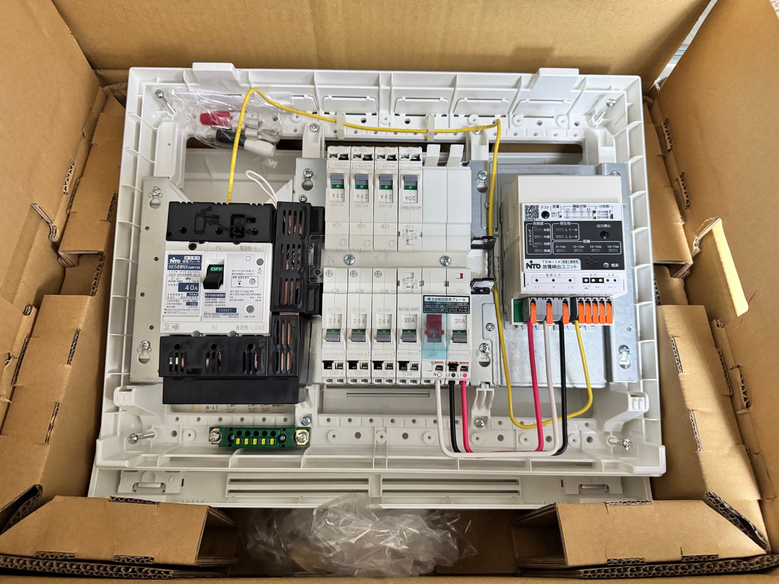 分電盤の内部。右側に日東工業の放電検出ユニット(スパーテクト)が取り付けられている